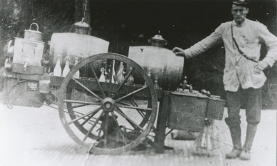 875122 Portret van Gerrit van Dijk, melkventer uit de Hooipoort in Wijk C te Utrecht, bij zijn honden-melkkar.